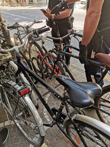 Albenga, rimosse dalla polizia locale alcune biciclette abbandonate da tempo (FOTO)