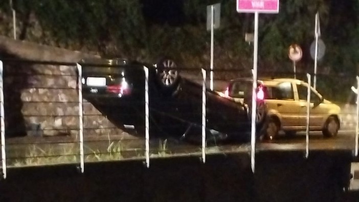 Finale, auto ribaltata in via XXV Aprile: autista in codice giallo al Santa Corona Finale, auto ribaltata in via XXV Aprile: autista in codice giallo al Santa Corona