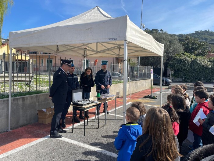 Andora, progetto “Mare dentro. Ragazzi fuori”: gli alunni della scuola primaria "P. Cappa" di Molino Nuovo hanno incontrato le forze dell'ordine