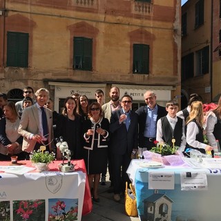 Ad Albenga si assapora "l'aperibrut molecolare alla violetta"