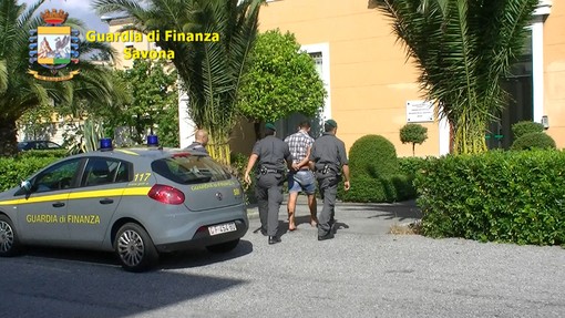 Lotta alle droghe: la Guardia di Finanza di Savona arresta cinque persone (Filmato) Lotta alle droghe: la Guardia di Finanza di Savona arresta cinque persone (Filmato)