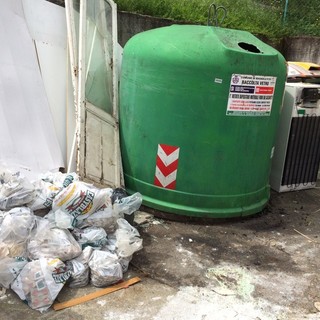 Stella, rifiuti di ogni genere abbandonati nell'isola ecologica di San Bernardo