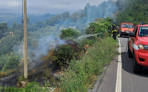 Perde il controllo di un fuoco per bruciare sterpaglie: incendio sulle alture di Alassio (FOTO)