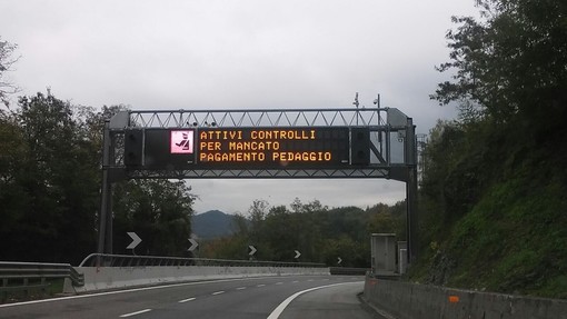 Autostrade contro i furbetti del pedaggio: avvisi su A10 e A6 Autostrade contro i furbetti del pedaggio: avvisi su A10 e A6