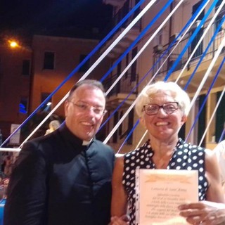 Una turista novarese si aggiudica il primo premio della lotteria della Parrocchia di Sant'Ambrogio ad Alassio