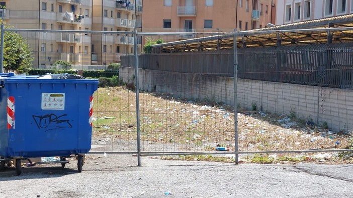 Savona, sporcizia e degrado in via Fratelli Rey, il Comune : "Solleciteremo il privato a fare pulizia"