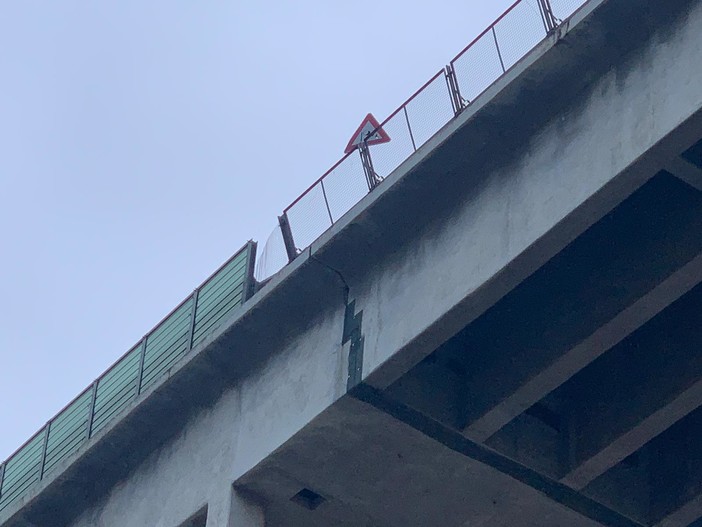 Varazze, tubo di metallo crolla dal viadotto dell'A10. Battelli: &quot;Episodio gravissimo&quot; (VIDEO)