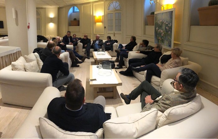 Politiche 2018, Iacobucci incontra gli albergatori di Sanremo: "Per lo sviluppo del turismo meno tasse e più viabilità verso il ponente ligure" Politiche 2018, Iacobucci incontra gli albergatori di Sanremo: "Per lo sviluppo del turismo meno tasse e più viabilità verso il ponente ligure"