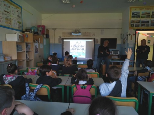 &quot;Il mare che vorre&quot;i: applausi degli alunni per la lezione di ecologia di Assonautica alla scuola De Amicis di Savona
