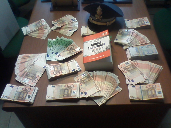 Loano, la Guardia di Finanza sequestra l'appartamento di un valdostano: avrebbe evaso quasi un milione di euro Loano, la Guardia di Finanza sequestra l'appartamento di un valdostano: avrebbe evaso quasi un milione di euro