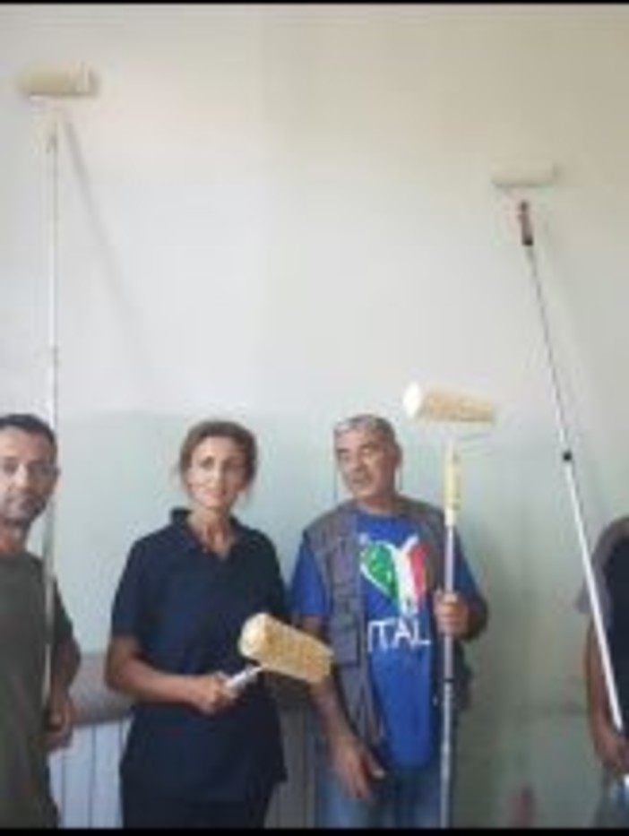 Leca d'Albenga, i genitori tinteggiano le aule delle scuole medie