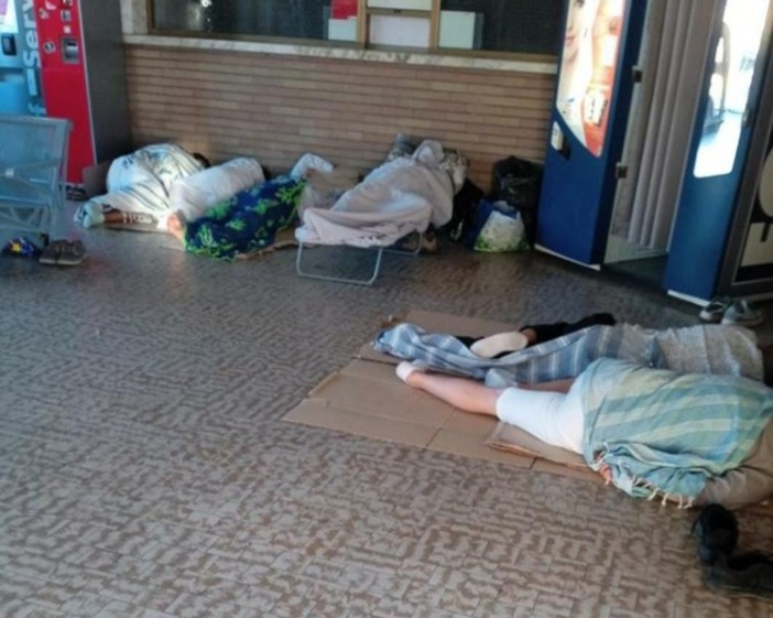 Pietra, il consigliere Carrara: "Bivacchi nella stazione ferroviaria: spettacolo avvilente per l'immagine della città" Pietra, il consigliere Carrara: "Bivacchi nella stazione ferroviaria: spettacolo avvilente per l'immagine della città"
