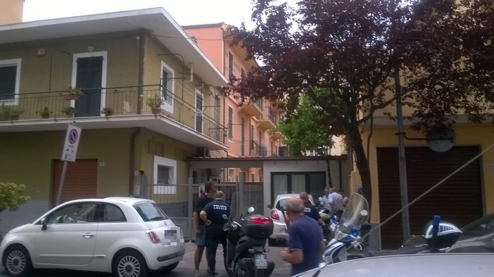 Inseguimento da film in via Napoli ad Albenga, Polizia Locale prende spacciatore Inseguimento da film in via Napoli ad Albenga, Polizia Locale prende spacciatore