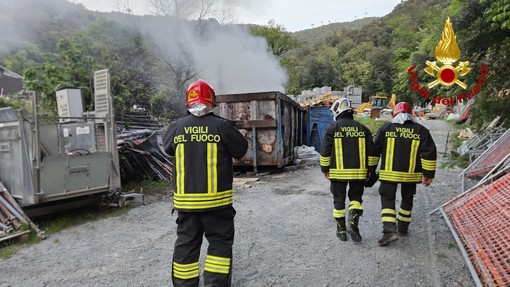 Incendio a Stella: in fiamme un cassone di materiale edile (FOTO)