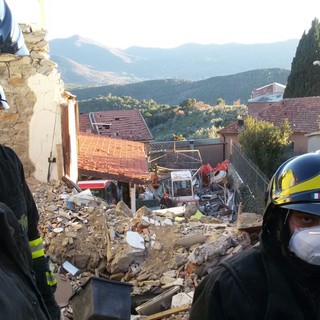 Una notte sotto le macerie, ad Arnasco si cercano altre possibili vittime