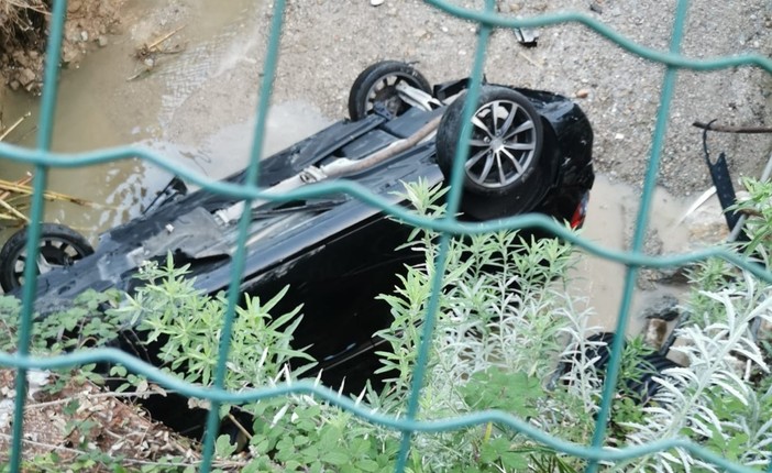 Volo di 4 metri per un'auto in retromarcia: dramma sfiorato in viale Riviera a Pietra Ligure Volo di 4 metri per un'auto in retromarcia: dramma sfiorato in viale Riviera a Pietra Ligure