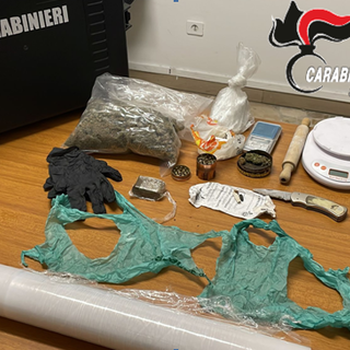 Vede i carabinieri e cambia strada, in casa aveva droghe varie: operaio arrestato a Cairo