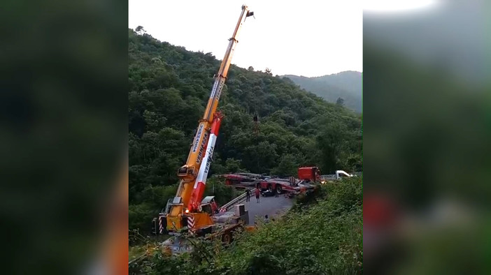 Vezzi Portio, termina dopo oltre ventiquattr'ore l'odissea della bisarca bloccata sulla Sp8 (VIDEO)