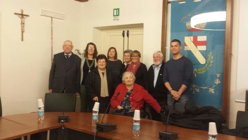 Celeste Telesio, al centro con la giacca rossa, circondata da insegnanti di Andora Celeste Telesio, al centro con la giacca rossa, circondata da insegnanti di Andora