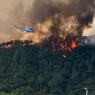 Incendio a Cisano, due elicotteri e tre canadair in azione: evacuata una famiglia (FOTO e VIDEO)