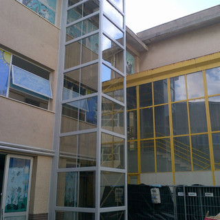 Albenga, nel plesso scolastico di Via degli Orti installato l’ascensore per l'abbattimento delle barriere architettoniche