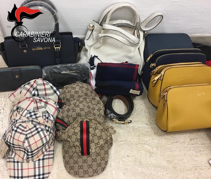 Abbigliamento contraffatto e banconote false: scattano le manette per un commerciante di Ceriale Abbigliamento contraffatto e banconote false: scattano le manette per un commerciante di Ceriale