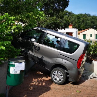 Boissano: perde il controllo del mezzo e centra in pieno un'aiuola