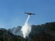 In fiamme i boschi di Orco Feglino: i mezzi aerei e le squadre da terra continuano le operazioni di spegnimento