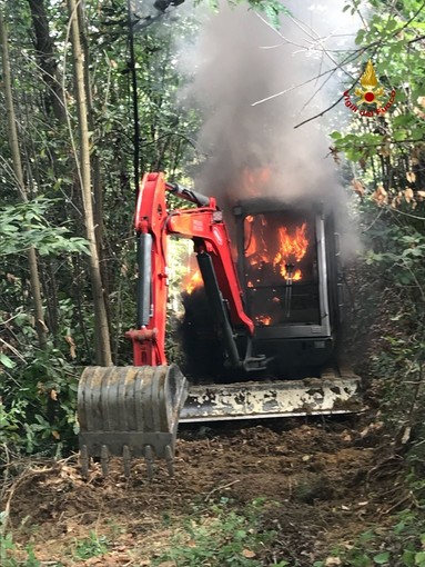 Escavatore a fuoco a Roccavignale, intervento dei vigili del fuoco