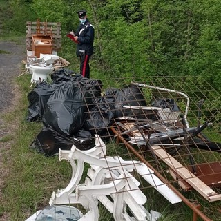 Piana Crixia, abbandono di rifiuti ingombranti nel bosco: denunciato un artigiano