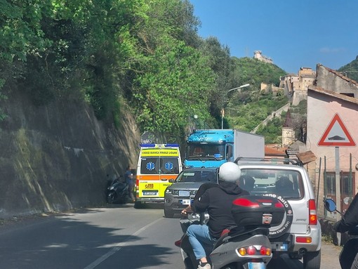 Incidente sulla Sp490 tra Finale e Finalborgo: coinvolti un mezzo pesante e una moto, disagi al traffico
