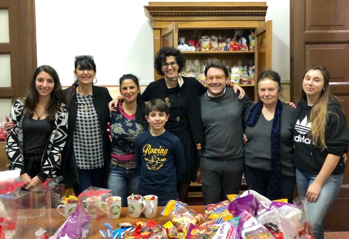 Savona, i consiglieri comunali diventano "Befane" per donare dolci e regali ai bambini Savona, i consiglieri comunali diventano "Befane" per donare dolci e regali ai bambini