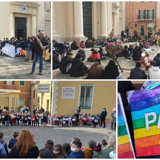 Anche le scuole di Pietra Ligure e Tovo San Giacomo in piazza per il flash mob "Un segnale di pace"