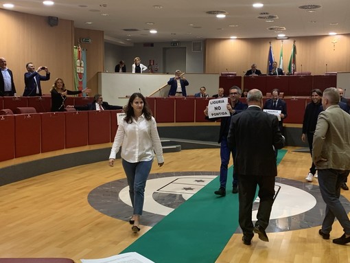 Flash mob gruppo 5 Stelle Liguria in consiglio regionale: "Per Toti, asservito alla Lega, tappeto verde in aula" Flash mob gruppo 5 Stelle Liguria in consiglio regionale: "Per Toti, asservito alla Lega, tappeto verde in aula"