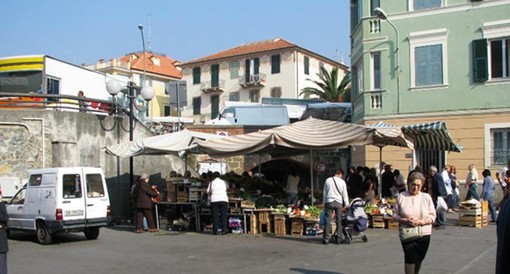 Varazze, il trasloco del mercato ortofrutticolo, previsto questo lunedì, alza le polemiche Varazze, il trasloco del mercato ortofrutticolo, previsto questo lunedì, alza le polemiche