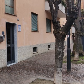 Il portone dell'abitazione dove è avvenuta l'aggressione