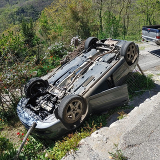 Incidente a Vezzi Portio, auto si ribalta in una strettoia: illesa una coppia di anziani