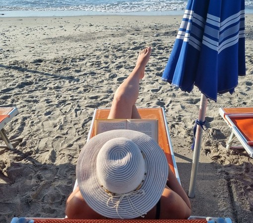 In riva al mare con un libro In riva al mare con un libro