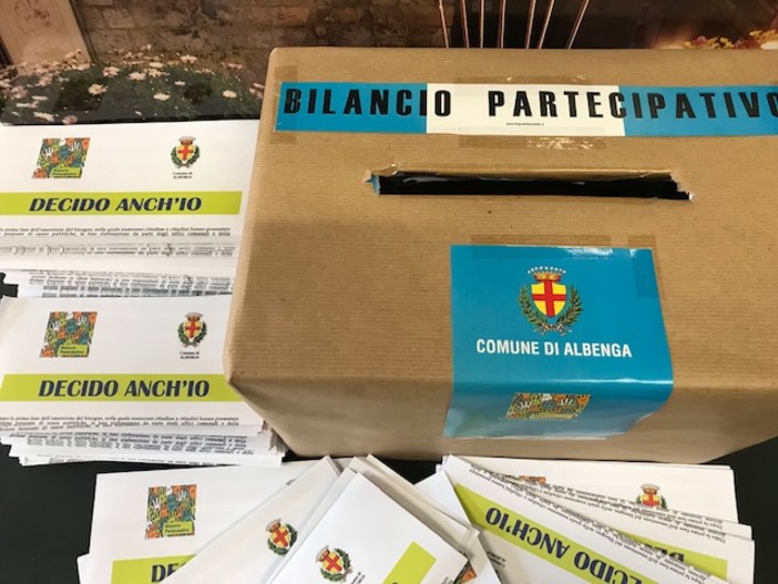 Albenga, un gazebo del "Bilancio Partecipativo" in piazza del Popolo Albenga, un gazebo del "Bilancio Partecipativo" in piazza del Popolo