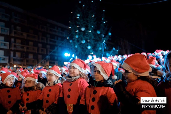Il coro dei 500 bambini delle scuole di Andora apre il calendario degli eventi natalizi Il coro dei 500 bambini delle scuole di Andora apre il calendario degli eventi natalizi