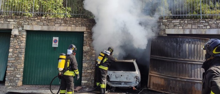 Auto in fiamme in un box ad Andora: intervento dei vigili del fuoco (FOTO) Auto in fiamme in un box ad Andora: intervento dei vigili del fuoco (FOTO)