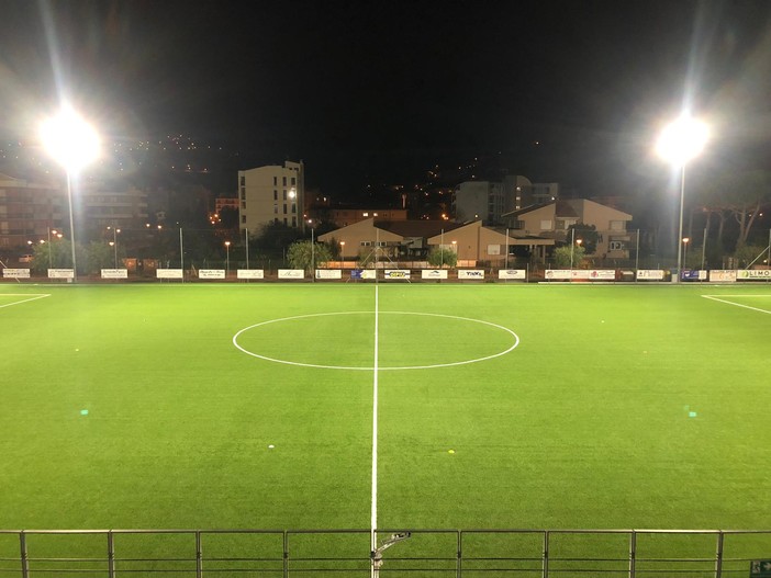 Andora, nuova illuminazione a led per il campo da calcio in erba sintetica Andora, nuova illuminazione a led per il campo da calcio in erba sintetica