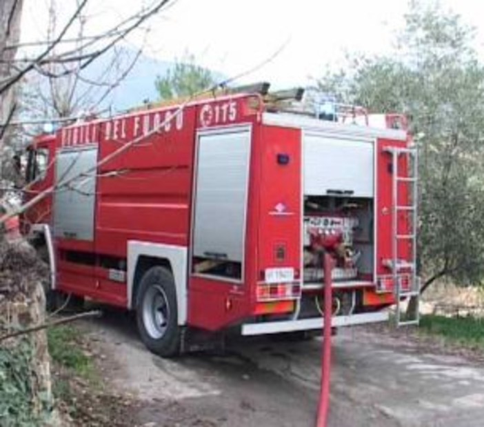 Varazze: fumo scuro sull'autostrada, si teme incendio boschivo, a fuoco, fortunatamente solo poche sterpaglie Varazze: fumo scuro sull'autostrada, si teme incendio boschivo, a fuoco, fortunatamente solo poche sterpaglie