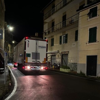 Prosegue il transito dei tir a Stella, cartelli comunque posizionati. Il sindaco: "Non mi fermerò finchè non avremo risolto il problema" (FOTO)