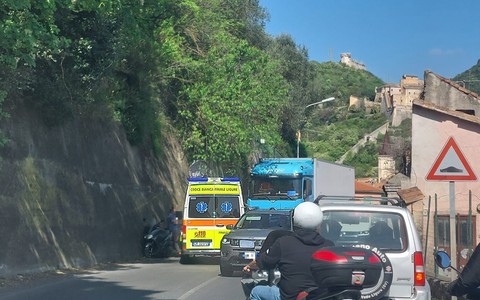 Incidente sulla Sp490 tra Finale e Finalborgo: coinvolti un mezzo pesante e una moto, disagi al traffico