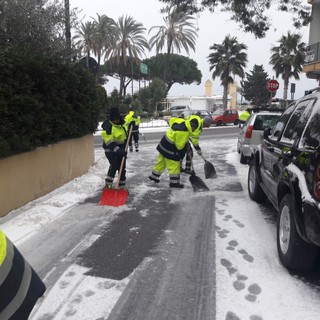 Emergenza neve, task force in azione a Laigueglia (FOTO)