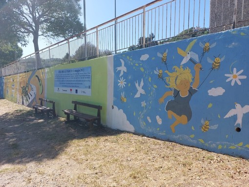 Savona, inaugurato nel parco della Rocca di Legino il murales ispirato al libro di favole di Carlo Giacobbe (FOTO)