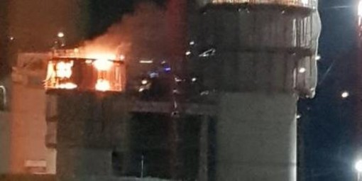 Incendio questa notte ad una pila del ponte 'Morandi' a Genova: intervento dei vigili del fuoco