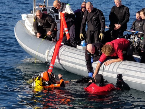 Soccorso in mare nei pressi del relitto della Haven al largo di Arenzano: intervento del Reparto Volo dei Vigili del Fuoco (FOTO)