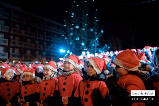 Il coro dei 500 bambini delle scuole di Andora apre il calendario degli eventi natalizi Il coro dei 500 bambini delle scuole di Andora apre il calendario degli eventi natalizi